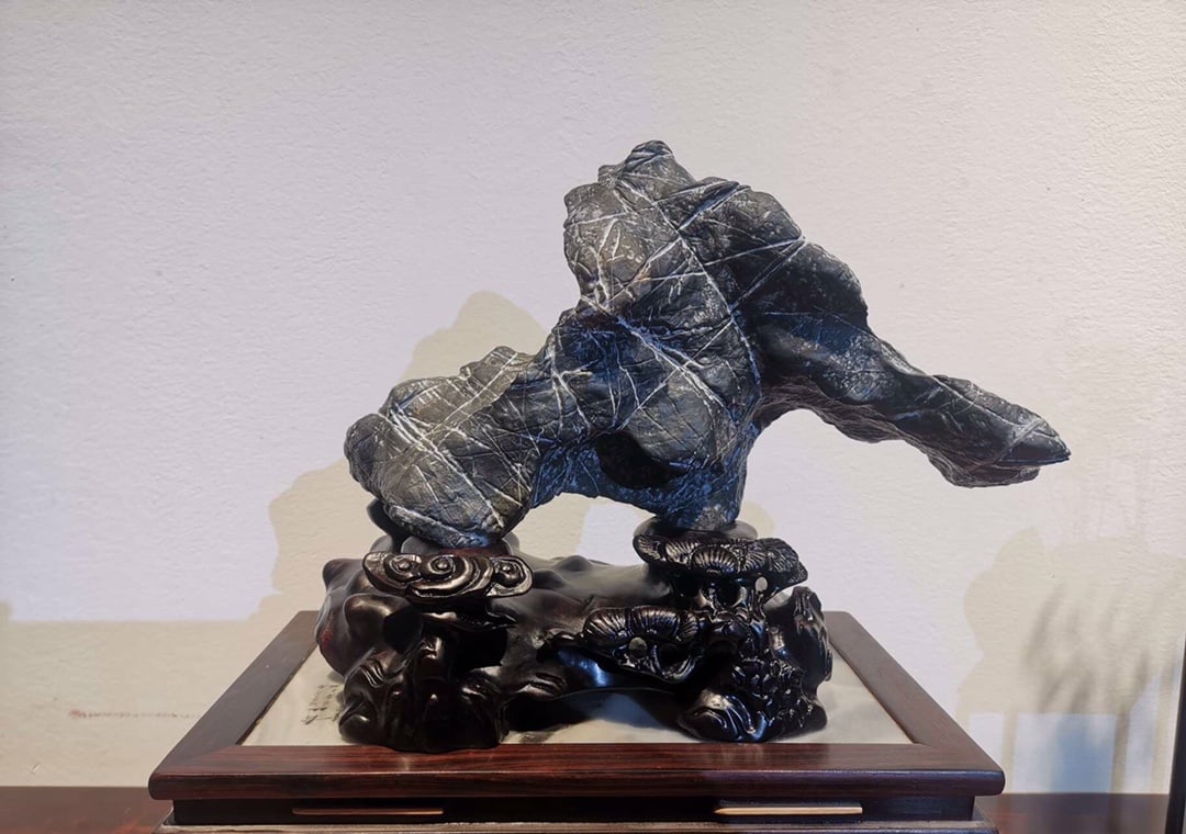 A beautiful Lingbi stone is auspicious - 4