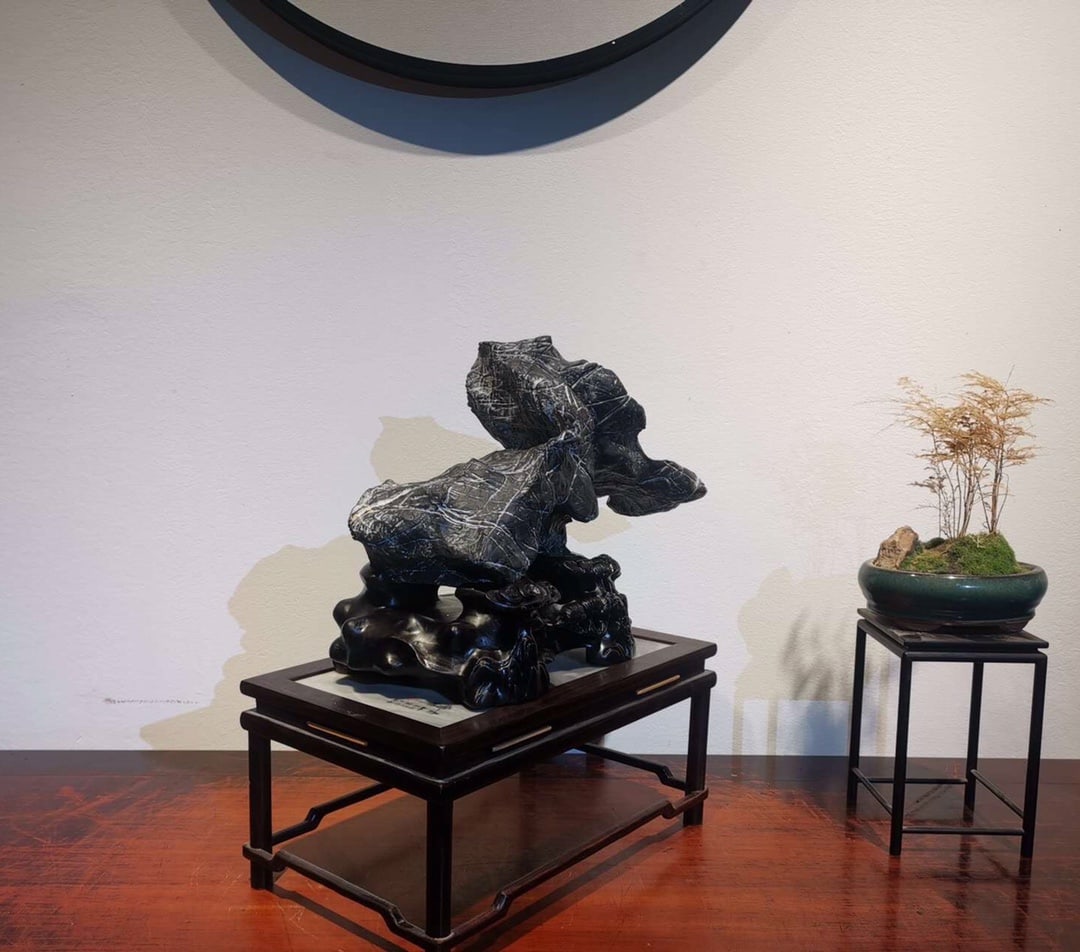 A beautiful Lingbi stone is auspicious - 5