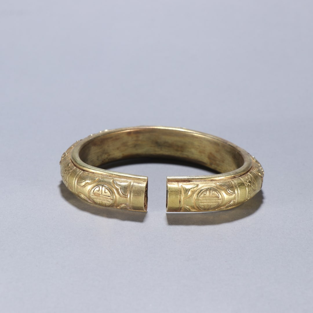 A fine silver gilt floral pattern bracelet: Exquisite silver gilt floral pattern bracelet Size:lnsidediameter:5.1cmW:1.5cmW:61.5g (The Dimensions Of All Batches Are Manually Measured.If You Need More Detailed Information, Please Contact Our Cus