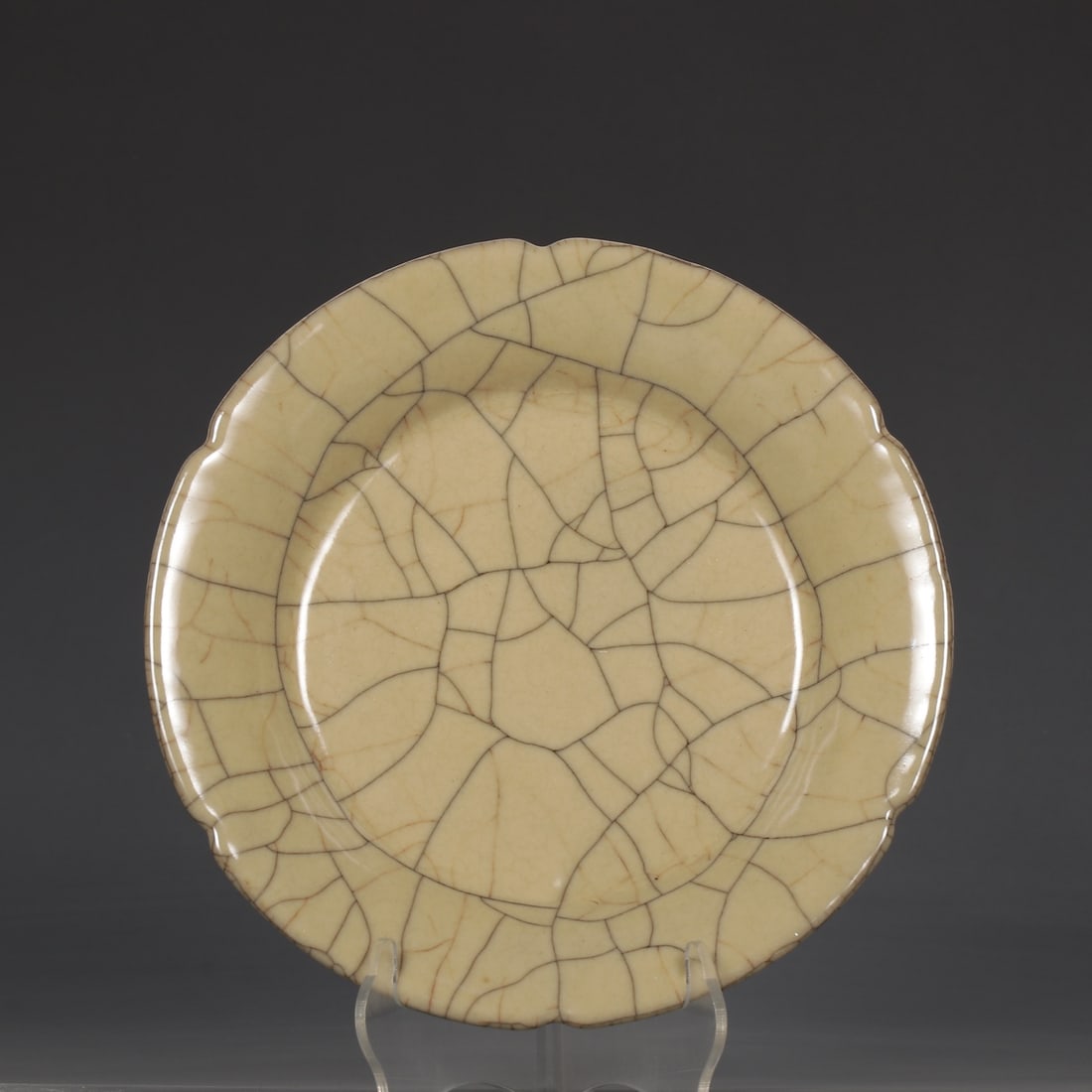 A beige glazed sunflower mouth plate from the Song Dynasty Ge kiln: The beige glaze Kuikou plate of the Song Dynasty Ge kiln Size:H:3.5cmD:18.6cm (The Dimensions Of All Batches Are Manually Measured.If You Need More Detailed Information, Please