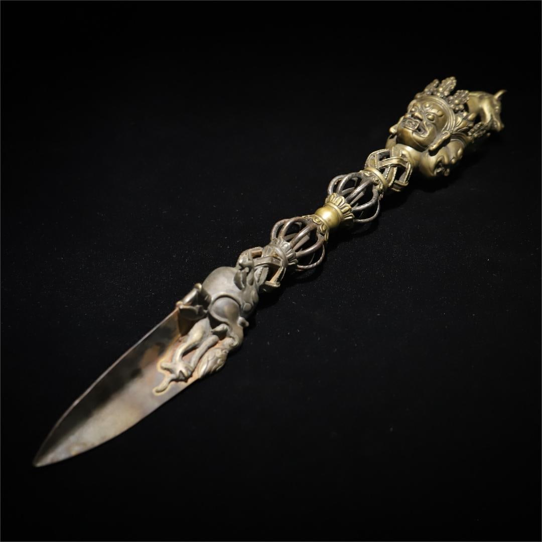 A bronze vajra ritual from the Qing Dynasty: A copper vajra ritual in the Qing Dynasty Size:L:54.5cmW:2100g (The Dimensions Of All Batches Are Manually Measured.If You Need More Detailed Information, Please Contact Our