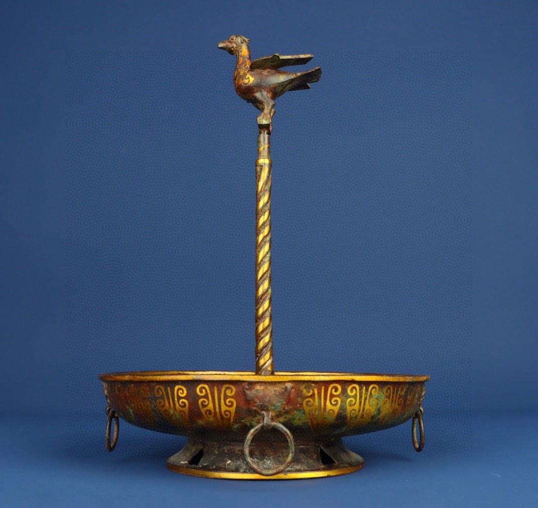 A bronze gold standing bird plate from the Han Dynasty: The bronze gold standing bird plate of the Han Dynasty Size:W:1290gL:21cmH:28cm (The Dimensions Of All Batches Are Manually Measured.If You Need More Detailed Information, Please
