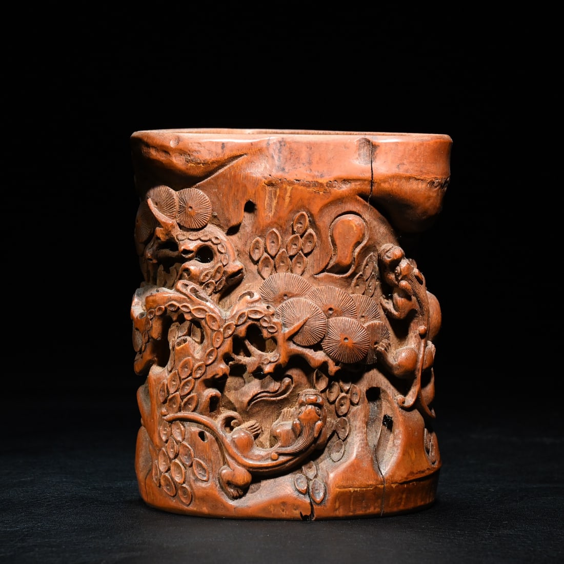 A beautiful old bamboo carved dragon pine tree picture pen holder: Exquisite old bamboo carved dragon pine tree picture pen holder Size:H:14cmW:12.4cm (The Dimensions Of All Batches Are Manually Measured.If You Need More Detailed Information,