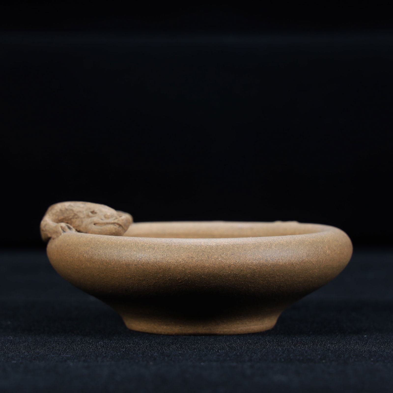 A purple sand dragon pattern water bowl from the Qing Dynasty: Qing Dynasty's purple sand dragon pattern water bowl Size:H:3.5cmL:9cmW:8.5cmW:86.4g (The Dimensions Of All Batches Are Manually Measured.If You Need More Detailed Information,