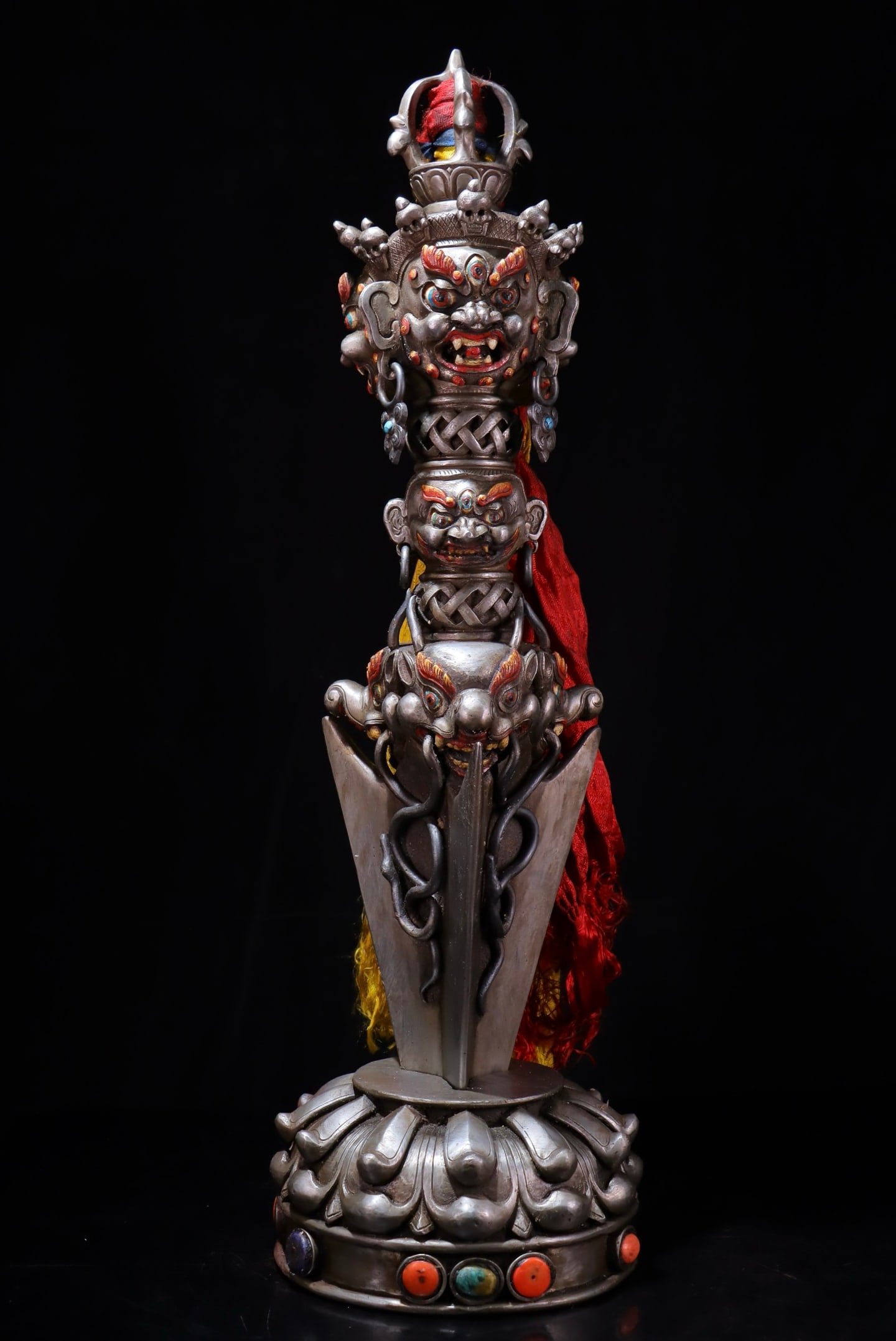 A beautiful Tiantie hand-engraved painted Puba vajra: Exquisite Tiantie hand-engraved painted Puba vajra Size:16X56cm (The Dimensions Of All Batches Are Manually Measured.If You Need More Detailed Information, Please Contact Our
