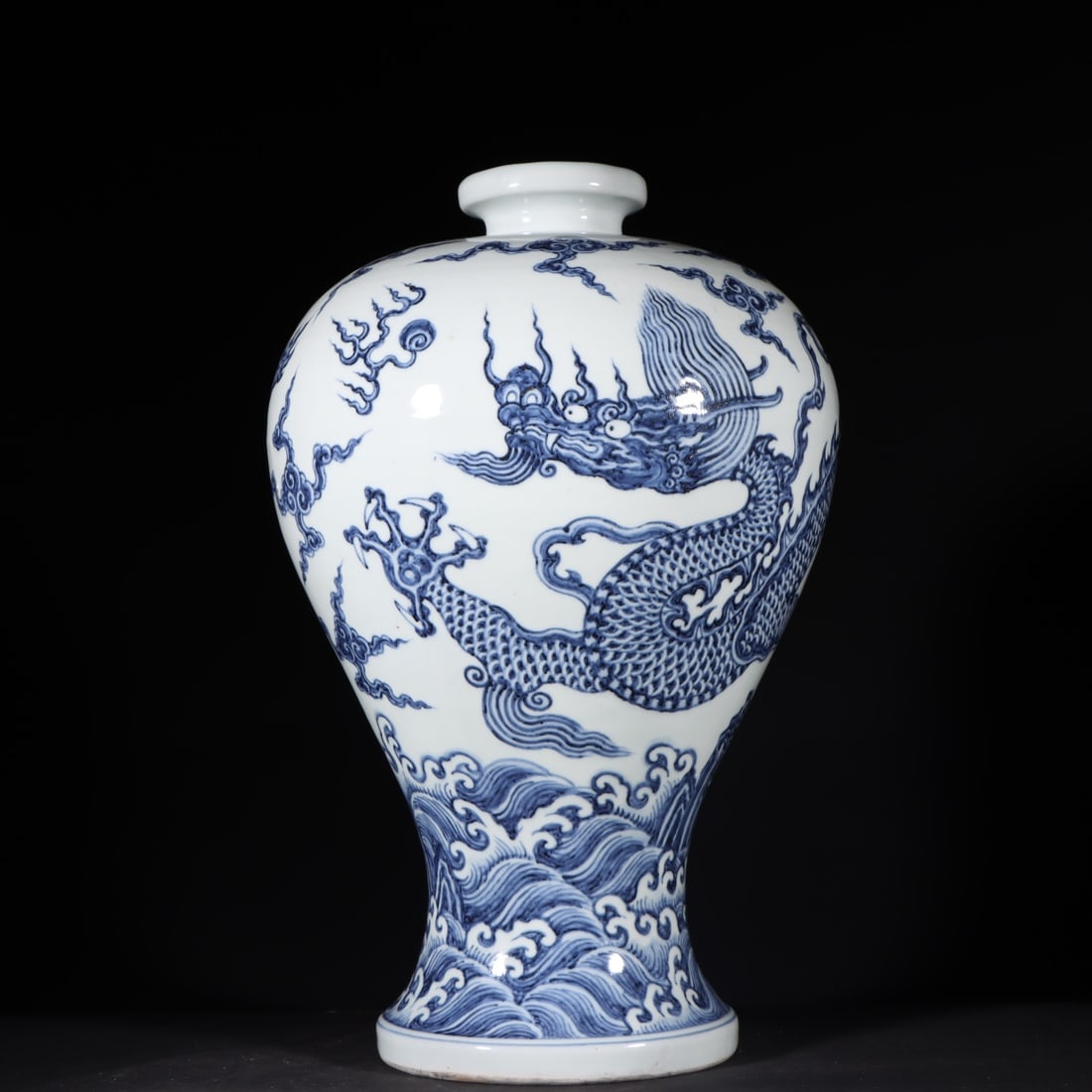 A blue and white seawater dragon pattern plum bottle made in the Yongle year of the Ming Dynasty (1 of 9)