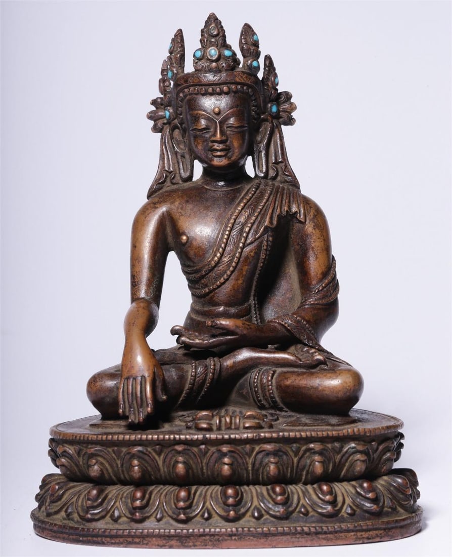 A seated bronze Buddha from the Qing Dynasty: The seated statue of the bronze Buddha in the Qing Dynasty Size:H:14cmL:10.5cmW:7.5cmW:628g (The Dimensions Of All Batches Are Manually Measured.If You Need More Detailed