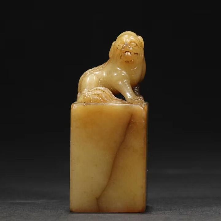 A beautiful Shoushan hibiscus stone beast button seal: Exquisite Shoushan hibiscus stone beast button seal SIZE:L:2.8cmW:2.8cmH:6cmW:91g (The Dimensions Of All Batches Are Manually Measured.If You Need More Detailed Information, Please