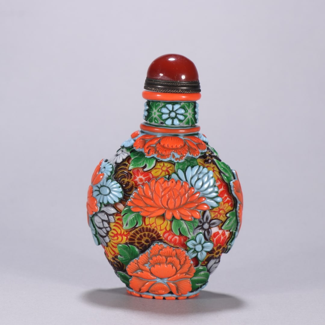 A Qing Dynasty material device with a tire and a flower pattern snuff bottle: Qing Dynasty material equipment tire flower pattern snuff bottle Size:H:9.4cmW:6.1cmW:120.6g (The Dimensions Of All Batches Are Manually Measured.If You Need More Detailed