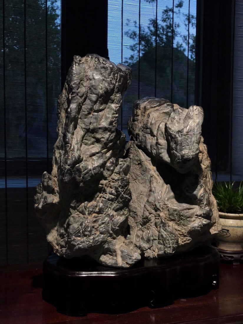 A beautiful Lingbi stone study - 4