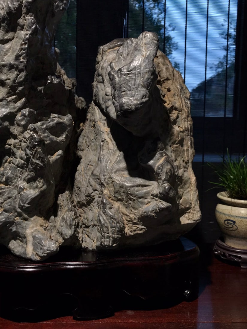 A beautiful Lingbi stone study - 7