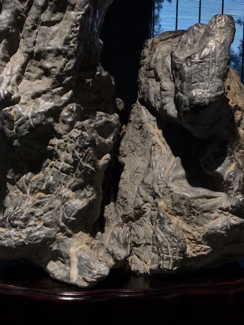 A beautiful Lingbi stone study - 8