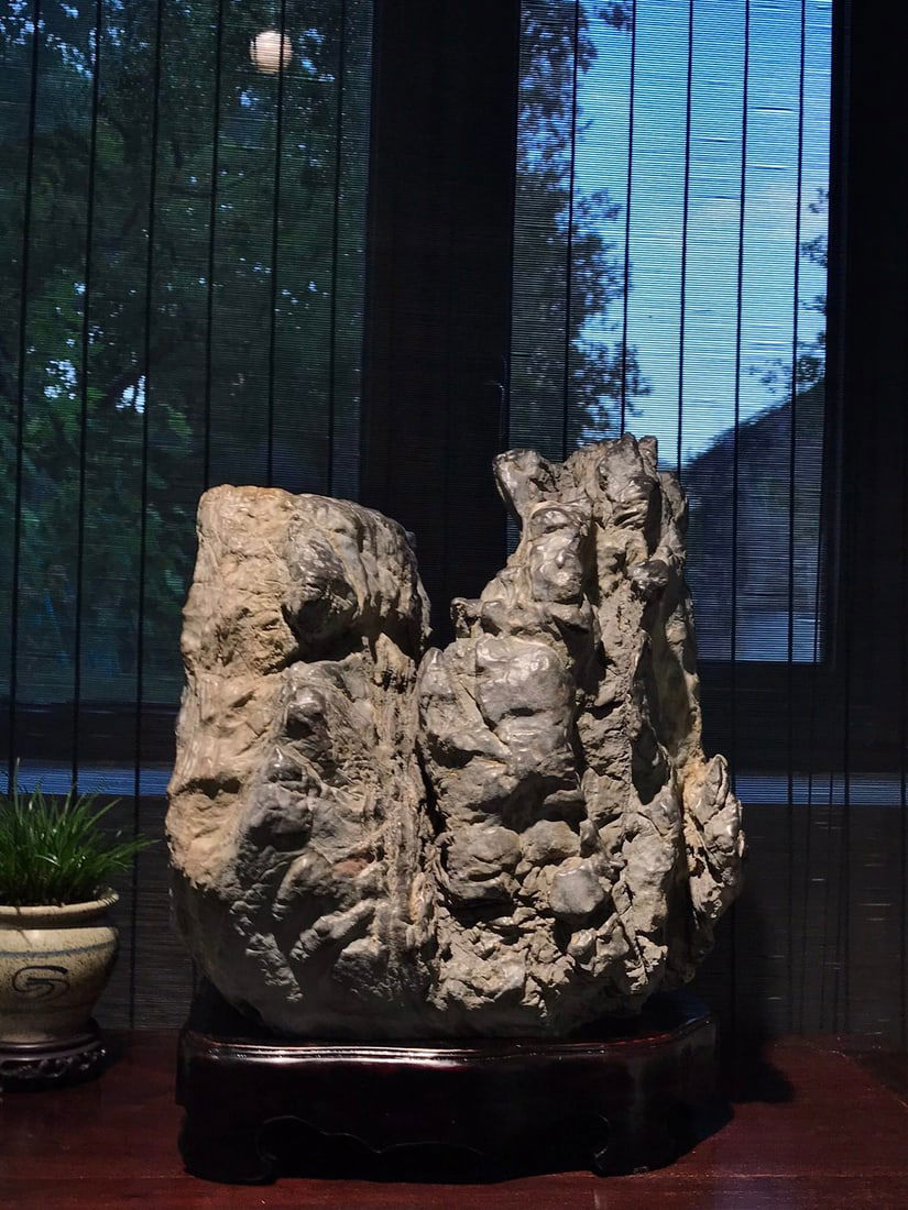A beautiful Lingbi stone study - 9