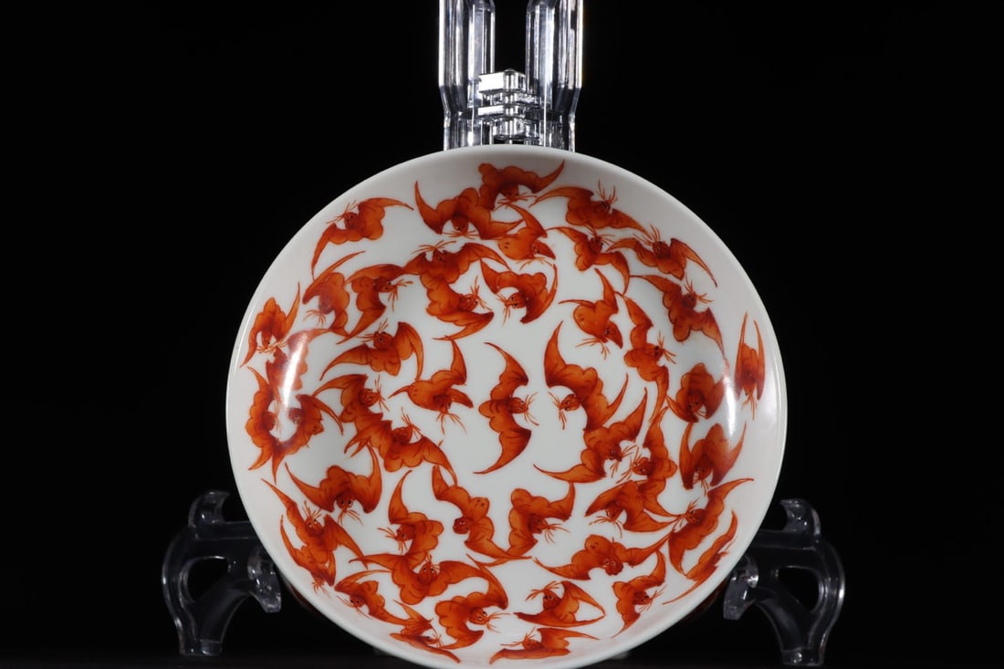 A Qing Dynasty alum red bat pattern butterfly: Qing Dynasty alum red bat pattern butterfly Size:H:2.9cmCalibre:12.9cm (The Dimensions Of All Batches Are Manually Measured.If You Need More Detailed Information, Please Contact Our