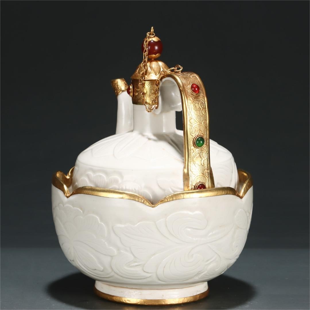 A Song Dynasty Ding kiln with purple gold glazed gold carving inlaid with gemstones and secretly: The purple gold glazed gold carving of the Song Dynasty Ding kiln is inlaid with gemstones and secretly carved flower wine pots Size:H:22cmBellydiameter:16.8cm (The Dimensions Of