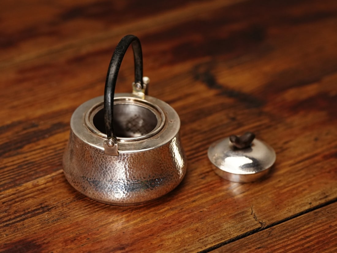 A fine Japanese silver pot - 8