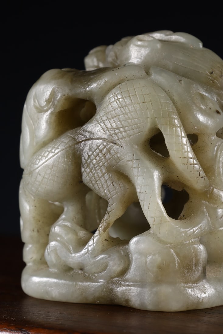 A beautiful Hetian jade carved cloud dragon pattern hat top - 7