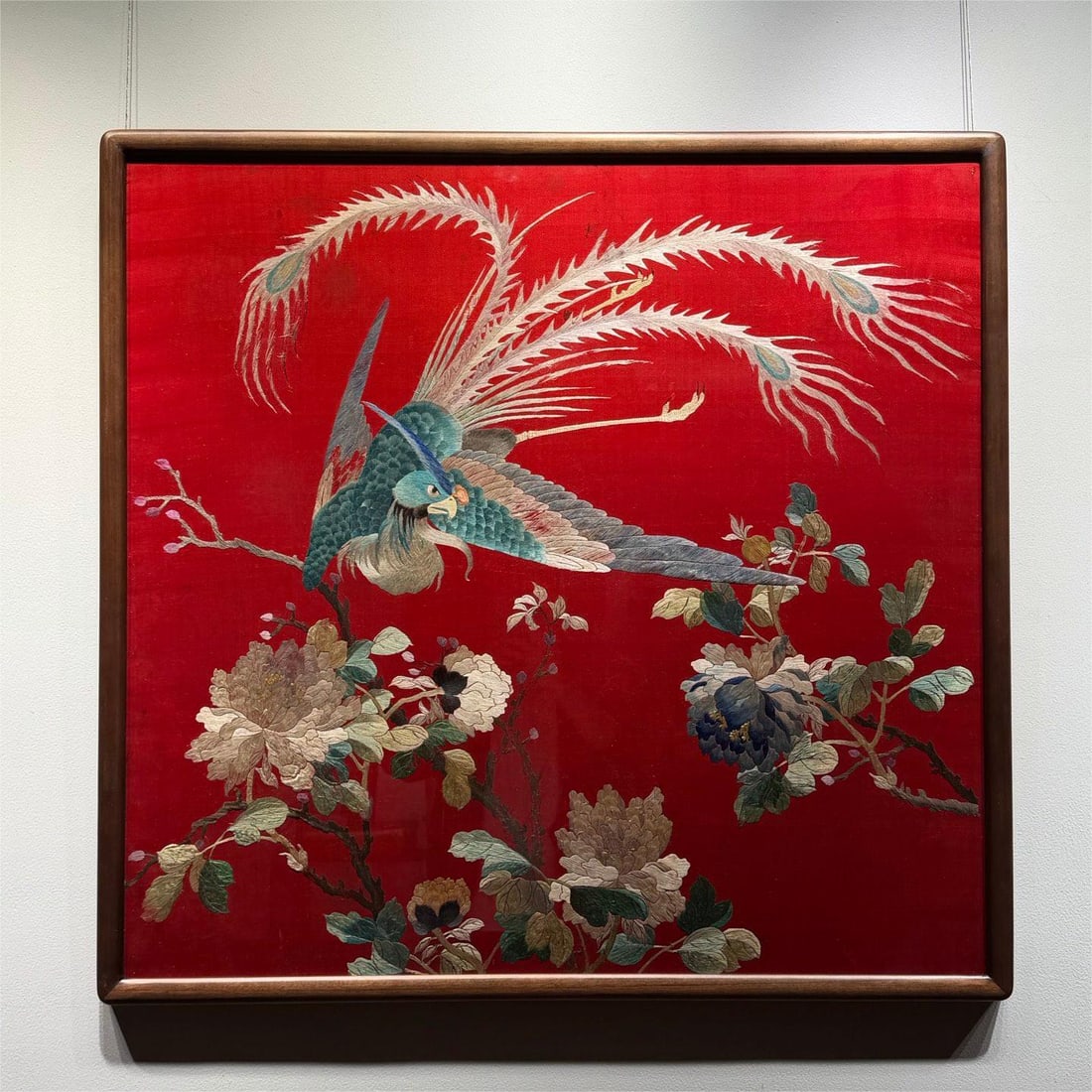 A picture of embroidery from the Republic of China period is a phoenix (1 of 5)