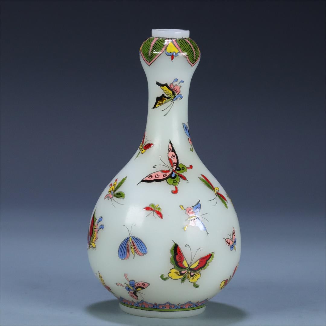 A garlic bottle made in the Qianlong period of the Qing Dynasty with enamel colored banana leaves: Qing Dynasty Qianlong year material vessel enamel colorful banana leaf hundred butterfly picture garlic head bottle Size:17.08x9.3cmW:420g (The Dimensions Of All Batches Are