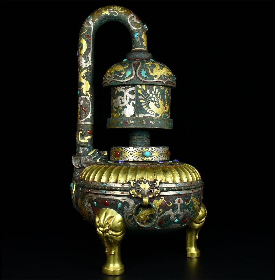 A bronze inlaid palace lamp with gold and silver from the Warring States period (1 of 9)