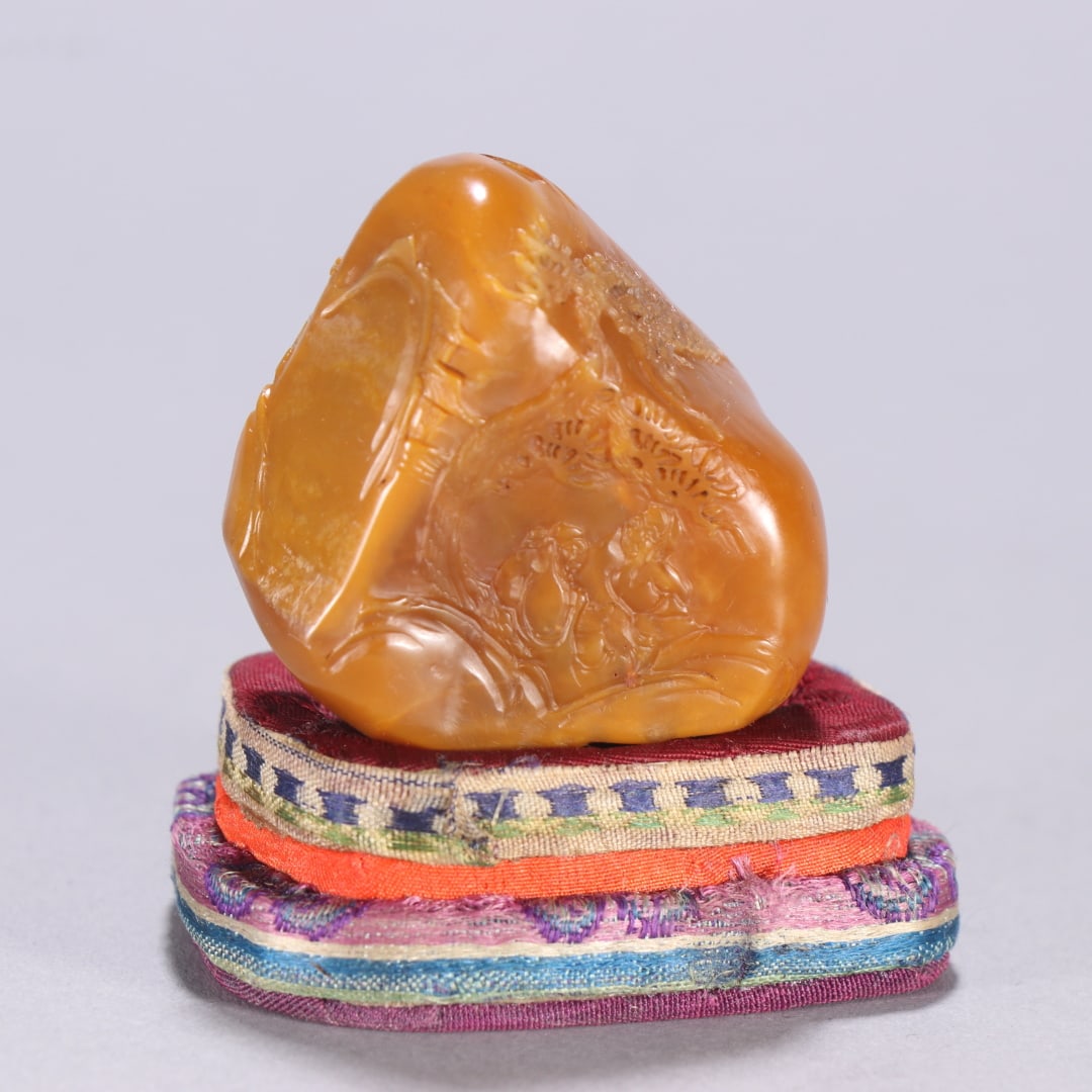 A beautiful Tian Huangshi landscape figure ornament: Exquisite Tian Huangshi landscape figure ornaments Size:H:4cmW:3.9cmW:49.8g (The Dimensions Of All Batches Are Manually Measured.If You Need More Detailed Information, Please