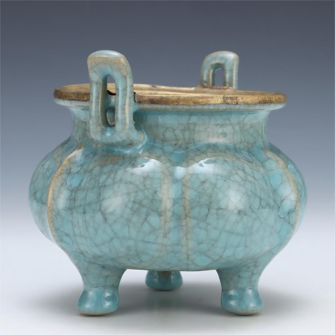 A three-legged amphora with sky blue glazed ice flake pattern from the Ru kiln in the Song Dynasty (1 of 9)