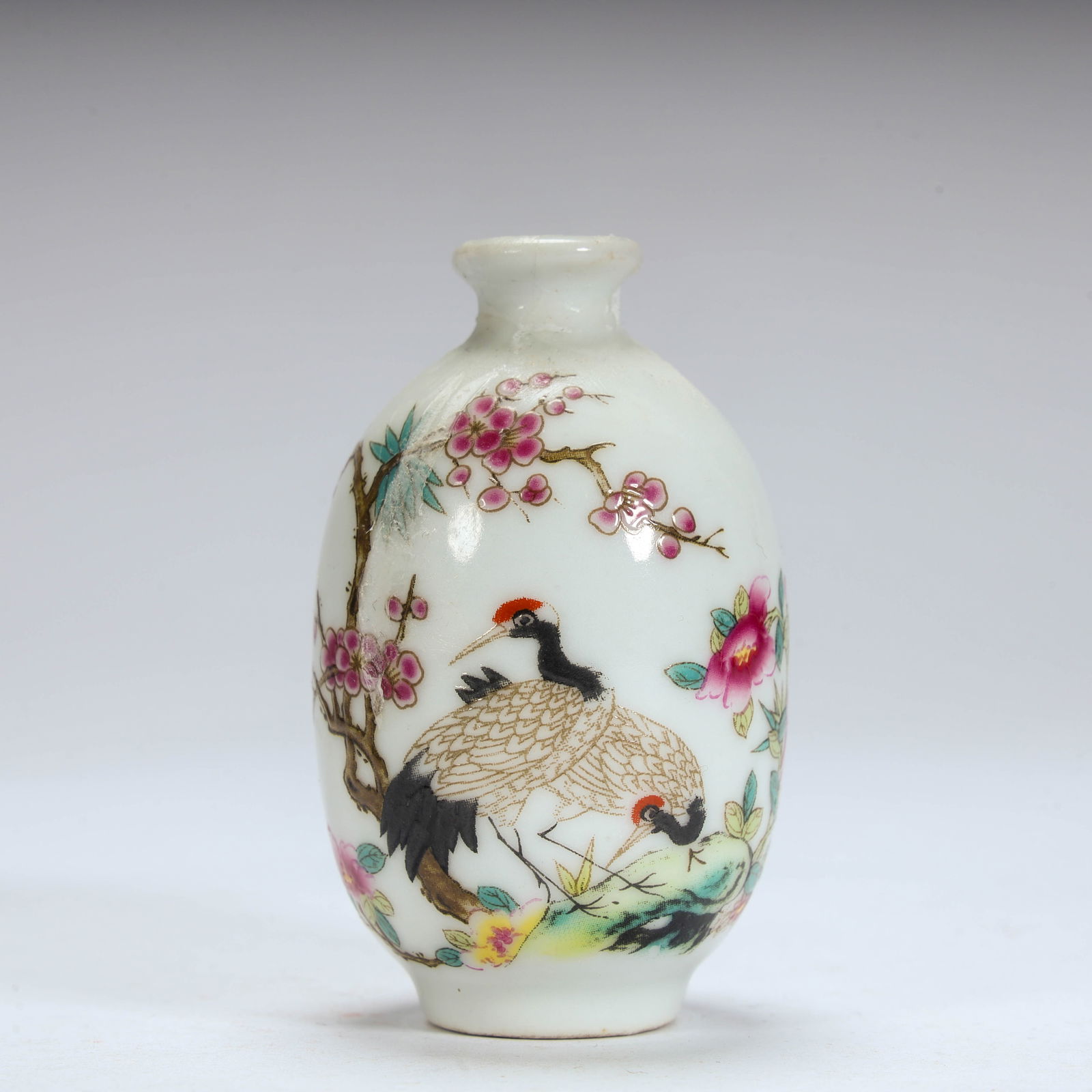 A pastel plum pattern snuff bottle from the Qing Dynasty (1 of 8)