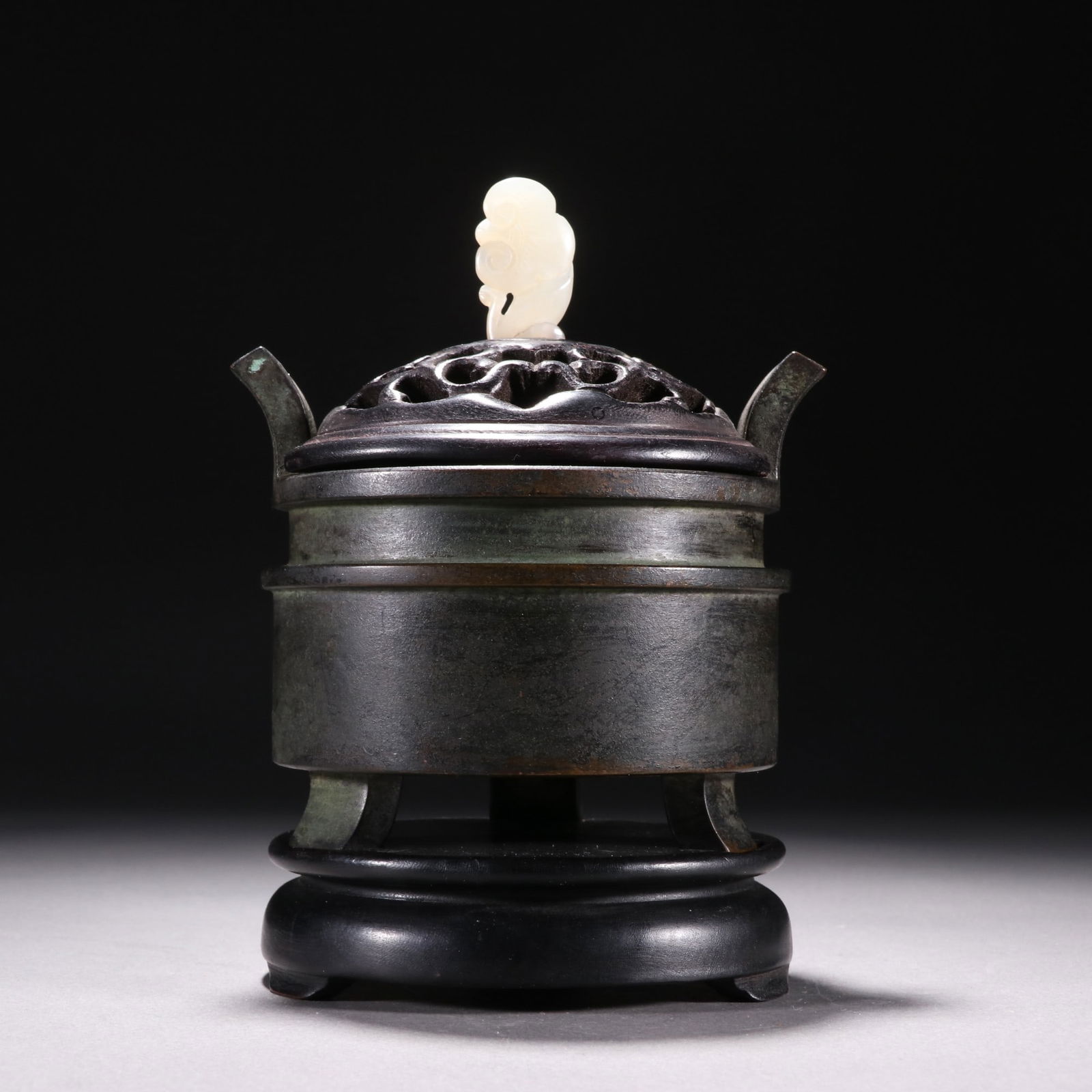 A copper-tired aromatherapy burner of the ancient treasure (1 of 9)