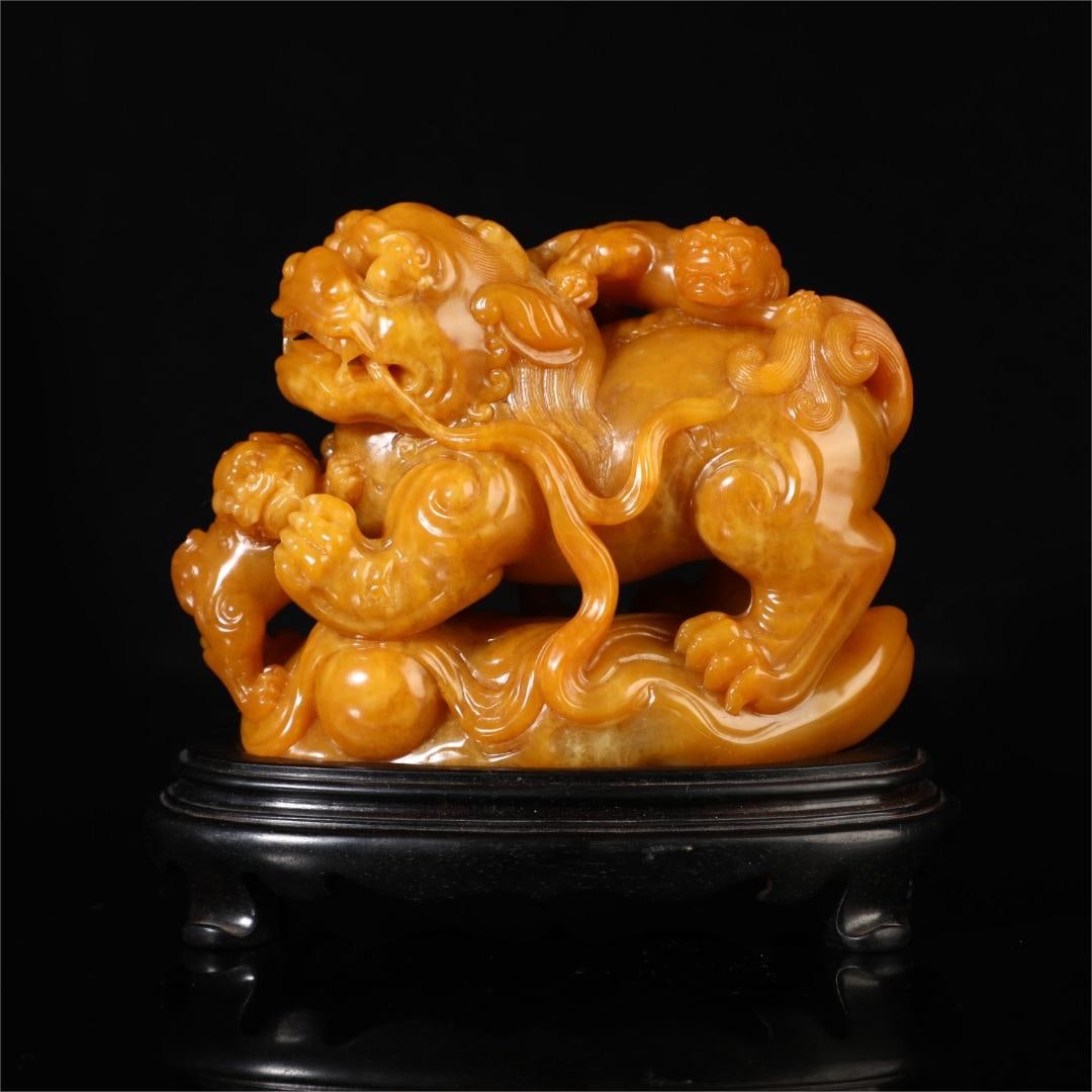 A beautiful Shoushan Shitian yellow: Exquisite Shoushan Shitian Huang Size:W:689gH:8.5cmW:11.5cm (The Dimensions Of All Batches Are Manually Measured.If You Need More Detailed Information, Please Contact Our Customer