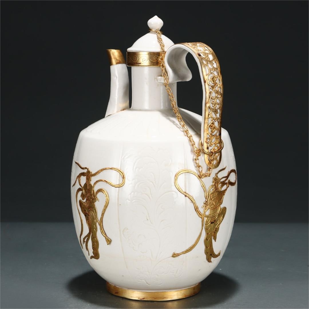 A gold-engraved figure holding a pot in the Song Dynasty Ding kiln: The gold-engraved figure of the Song Dynasty Ding kiln holds the pot Size:H:25.5cmBellydiameter:15.5cm (The Dimensions Of All Batches Are Manually Measured.If You Need More Detailed