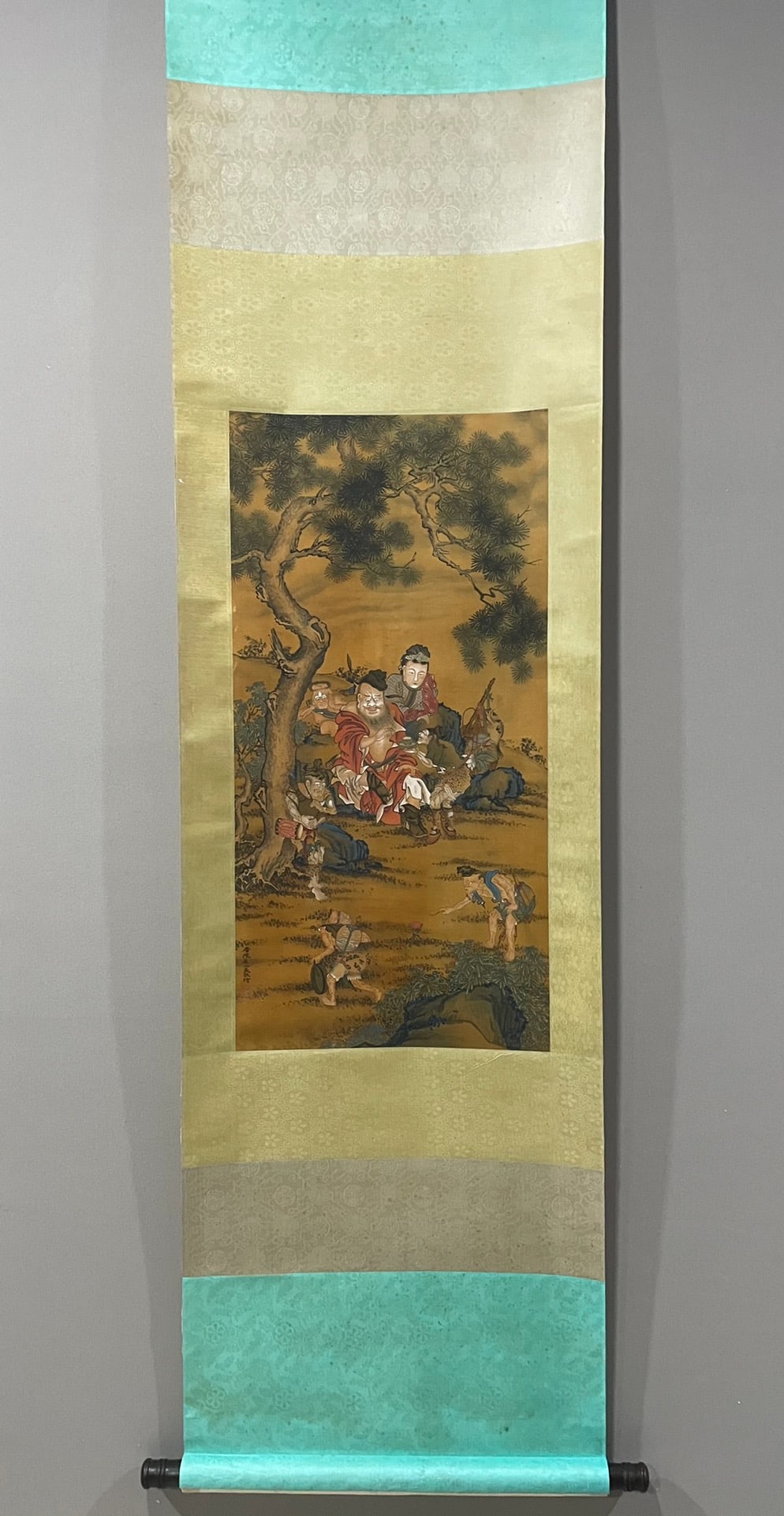 A silk book of Yu Zhiding's figure painting: Yu Zhiding's figure painting silk book Size:77x38cm (The Dimensions Of All Batches Are Manually Measured.If You Need More Detailed Information, Please Contact Our Customer Service