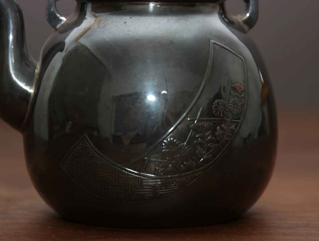A fine Japanese silver pot - 4