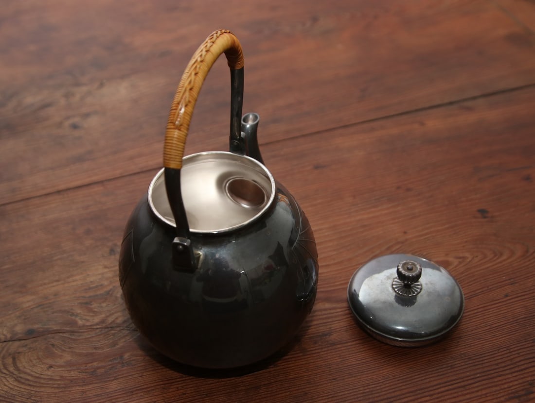 A fine Japanese silver pot - 6