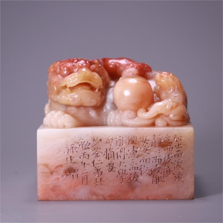 A beautiful Shoushan hibiscus stone auspicious beast button seal: Exquisite Shoushan hibiscus stone auspicious beast button seal Size:L:9.5cmW:9.5cmH:8.5cmW:1582g (The Dimensions Of All Batches Are Manually Measured.If You Need More Detailed