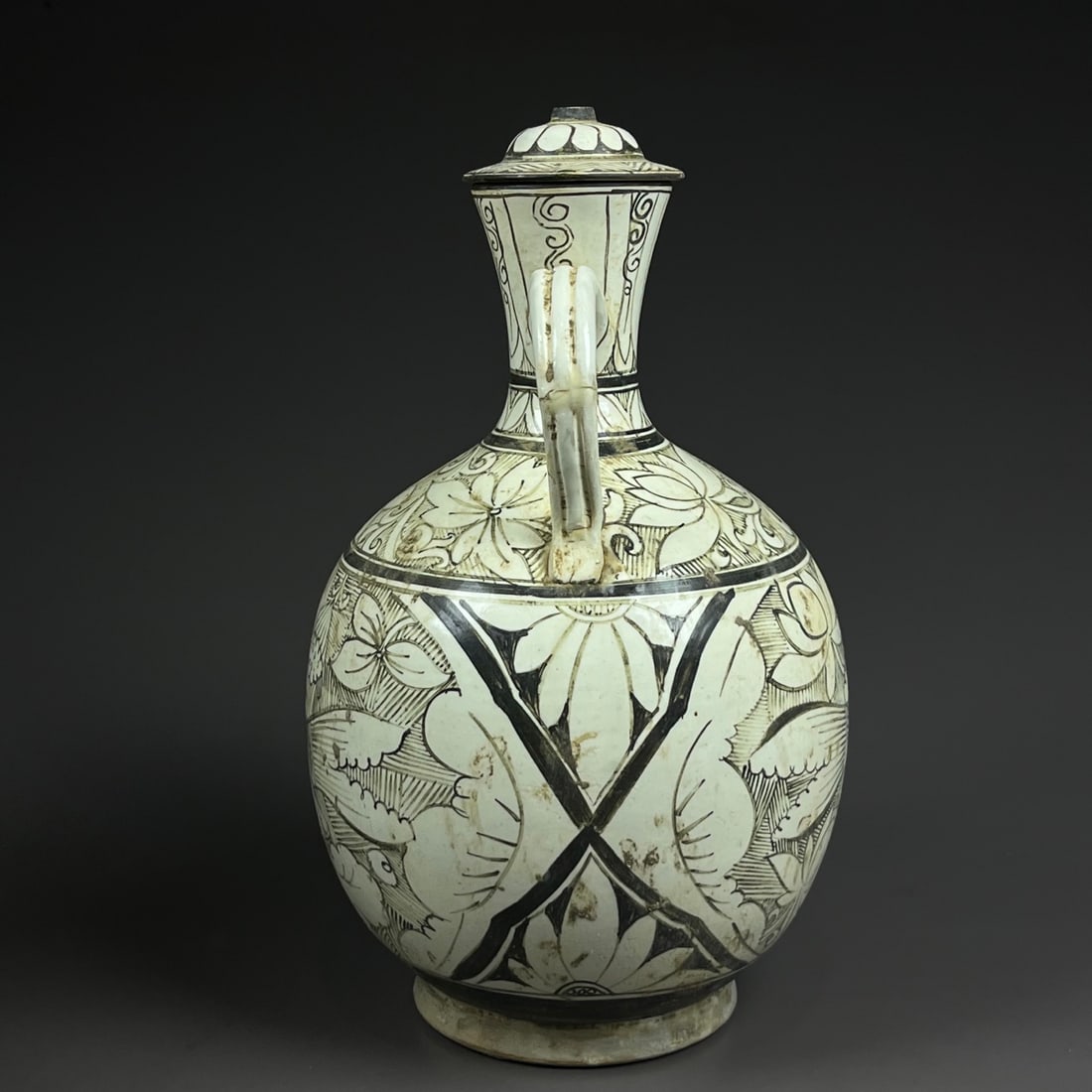 A lotus year of the Song Dynasty Cizhou kiln has more than a picture of holding a pot (1 of 8)
