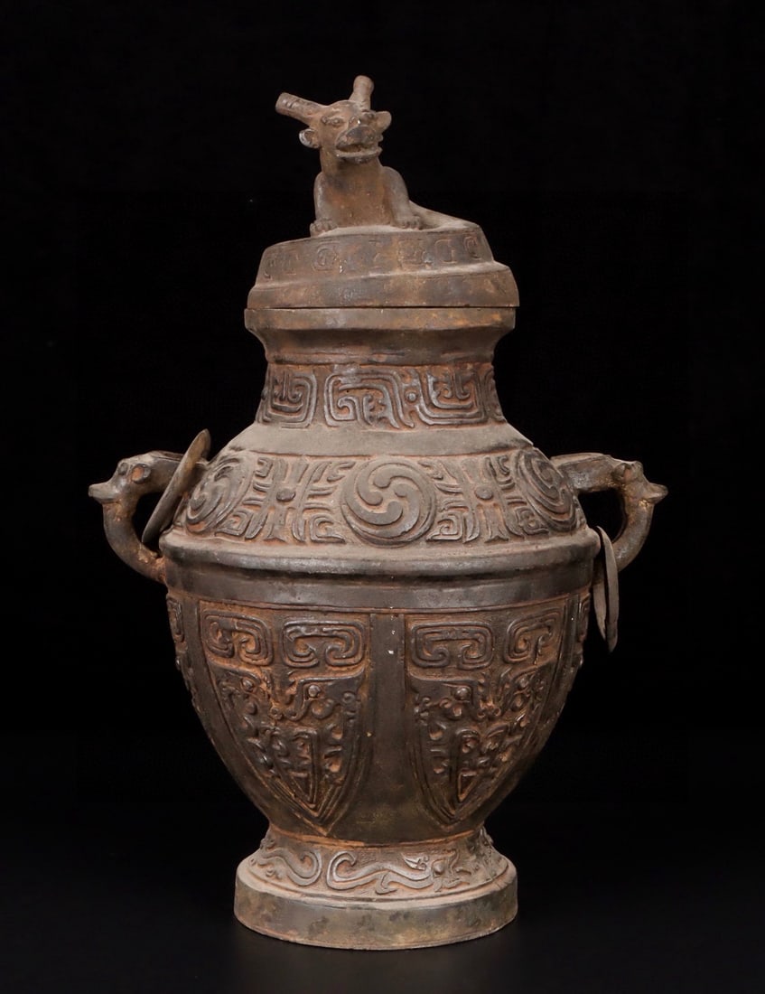 A bronze dragon vase from the Western Zhou Dynasty (1 of 9)
