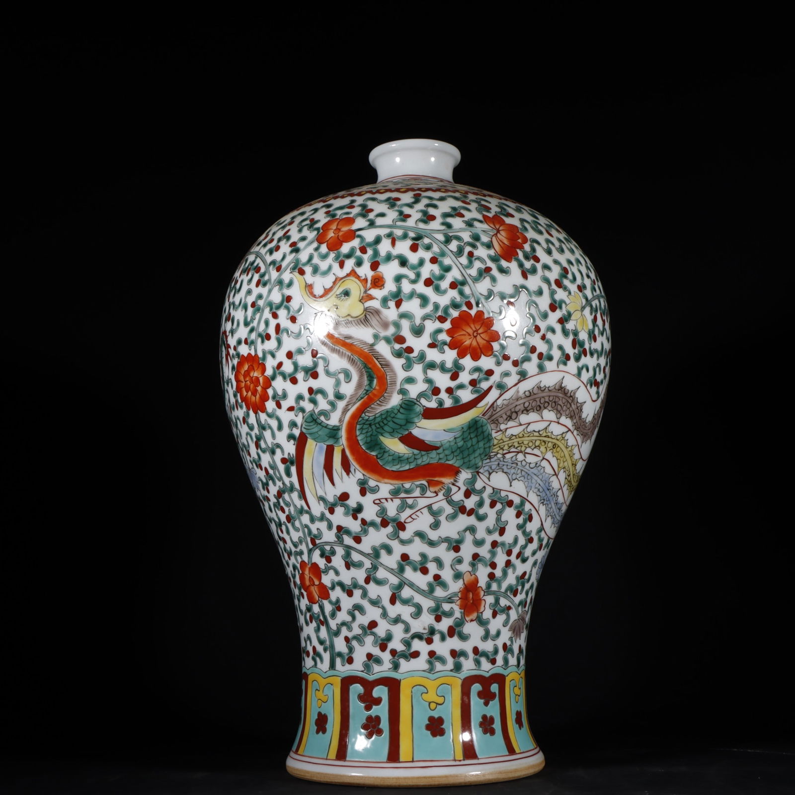 A colorful dragon and phoenix pattern plum bottle made in the Jiajing period of the Ming Dynasty (1 of 9)