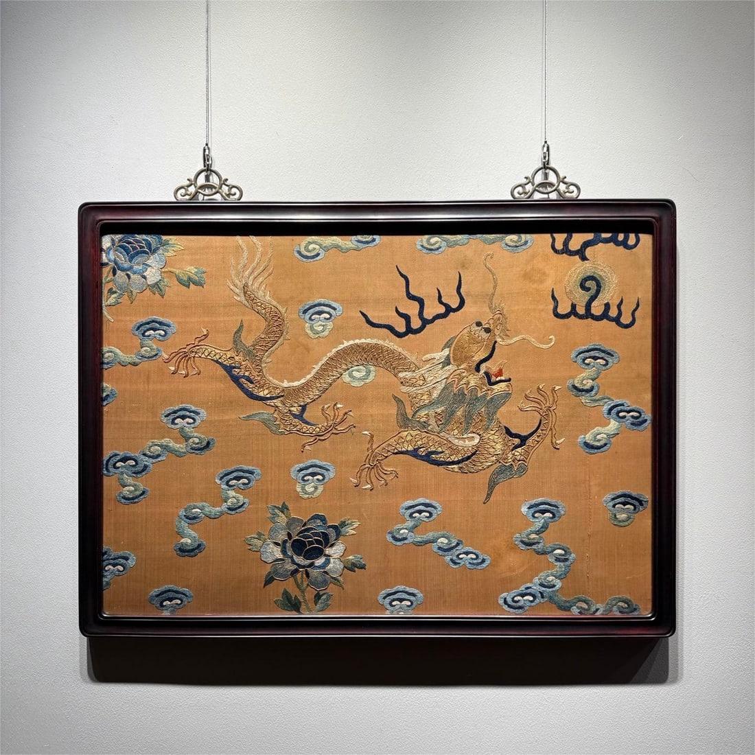 A picture of the Qing Dynasty with gold embroidered dragon playing beads (1 of 9)
