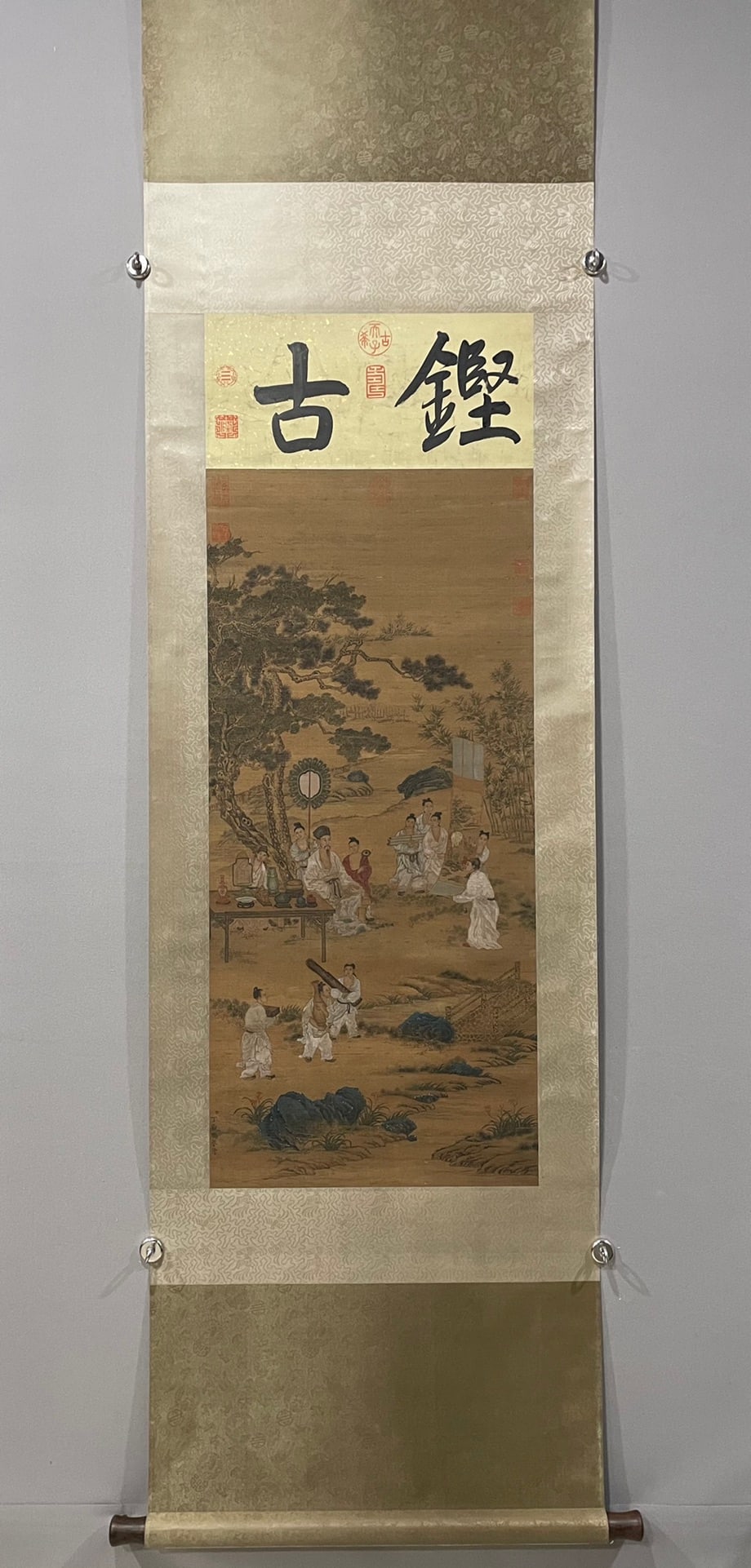 A silk copy of Ding Guanpeng's painting viewing picture (1 of 8)