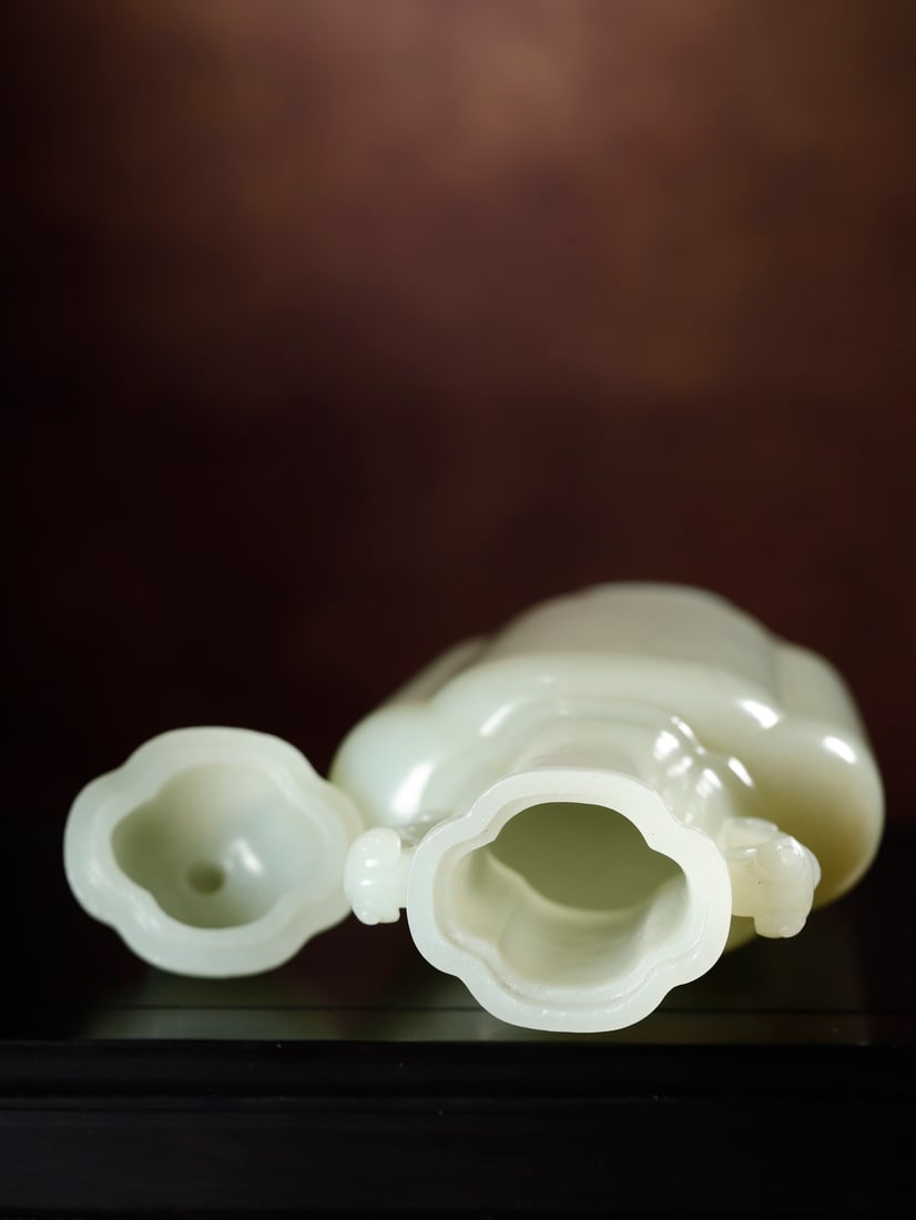 A beautiful white jade ruyi ear cap bottle - 8