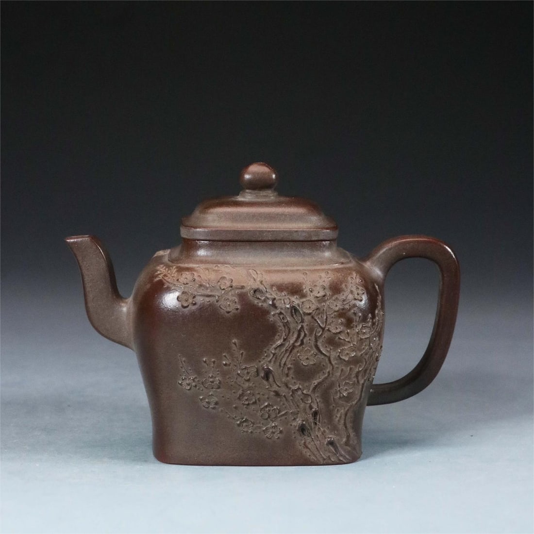 A beautiful clay-painted square pot: Exquisite clay-painted square pot Size:13.1×8.5×9.4cm (The Dimensions Of All Batches Are Manually Measured.If You Need More Detailed Information, Please Contact Our Customer Service Before Bidding.)