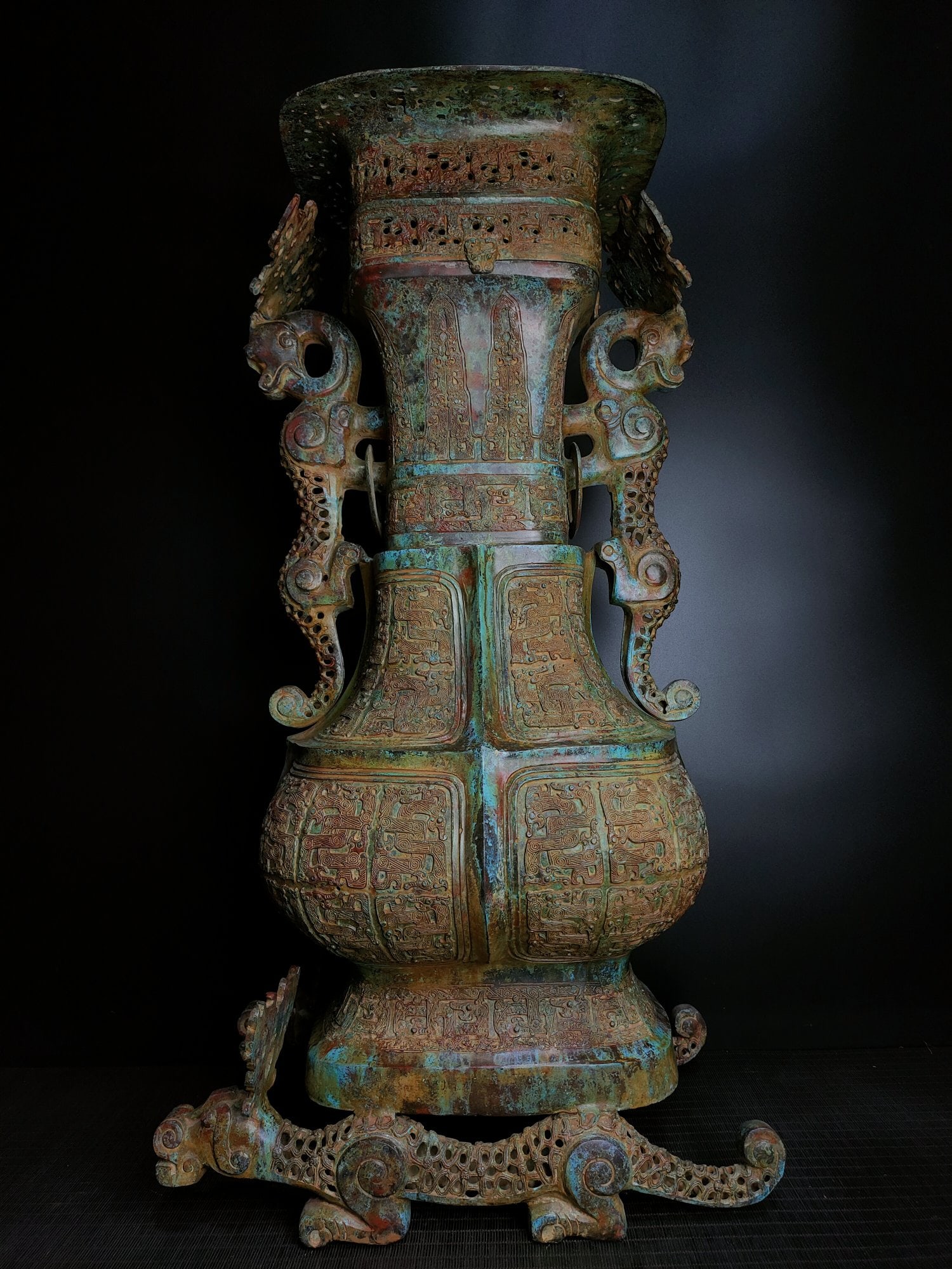 A bronze hollow double dragon square vase from the Warring States period (1 of 9)