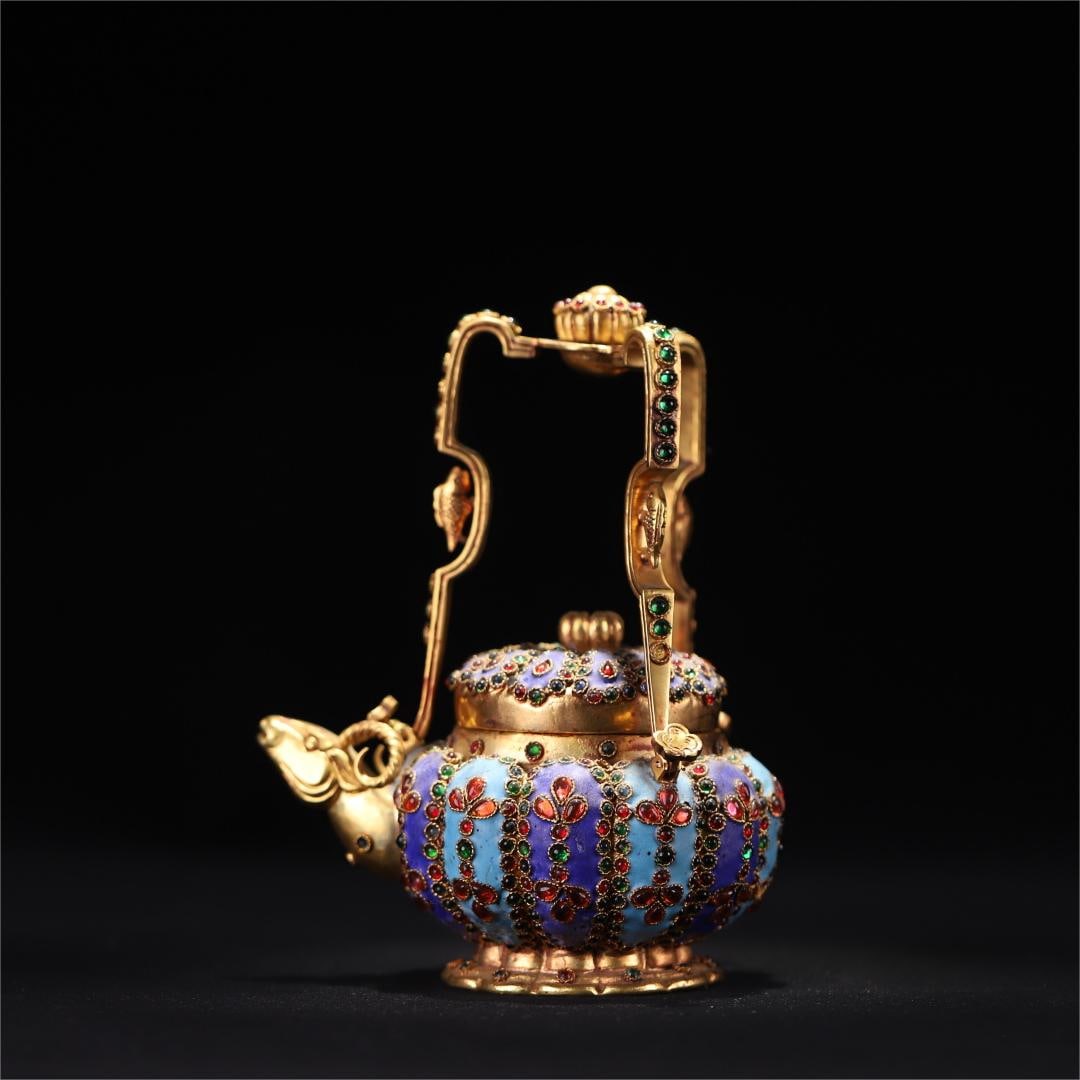 A copper-gilt inlaid treasure cloisonné enamel sheep's head pot made in the Qianlong period of the: Qing Dynasty Qianlong year copper gilt inlaid treasure cloisonné enamel sheep's head lifting pot Size:H:18.6x13cmW:733.2g (The Dimensions Of All Batches Are Manually Measured.If