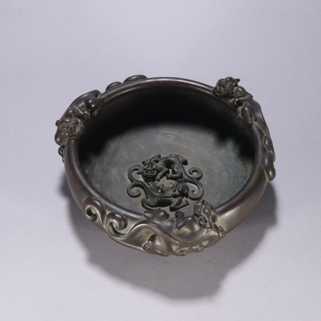 A copper-tired dragon pattern incense burner from the Ming Dynasty (1 of 9)