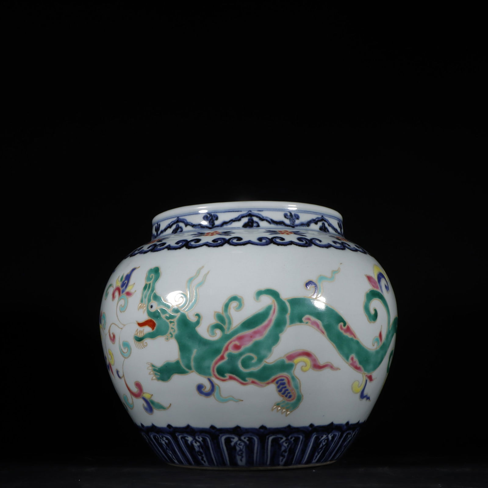 A colorful dragon pattern jar made in the Xuande period of the Ming Dynasty (1 of 9)