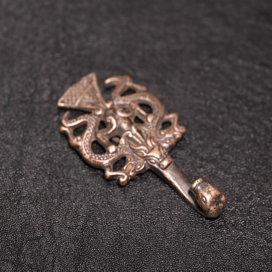 A fine sterling silver double dragon pattern with hooks - 2