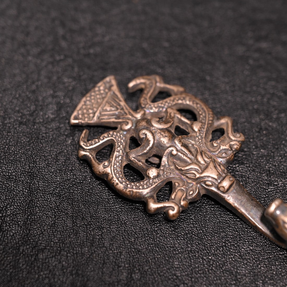 A fine sterling silver double dragon pattern with hooks - 4