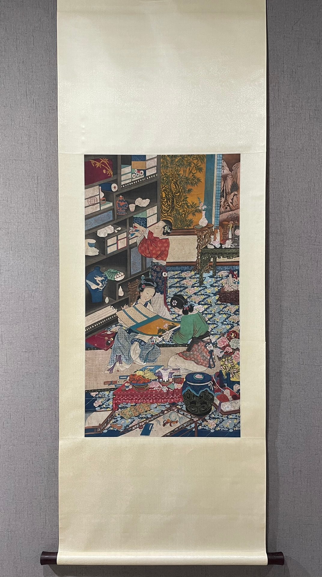 A silk copy of Ding Guanpeng's appreciation of paintings (1 of 5)