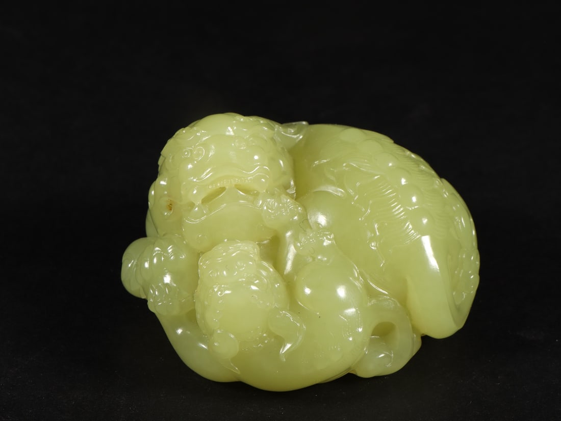 A beautiful Hetian jade Pixiu ornament (1 of 9)