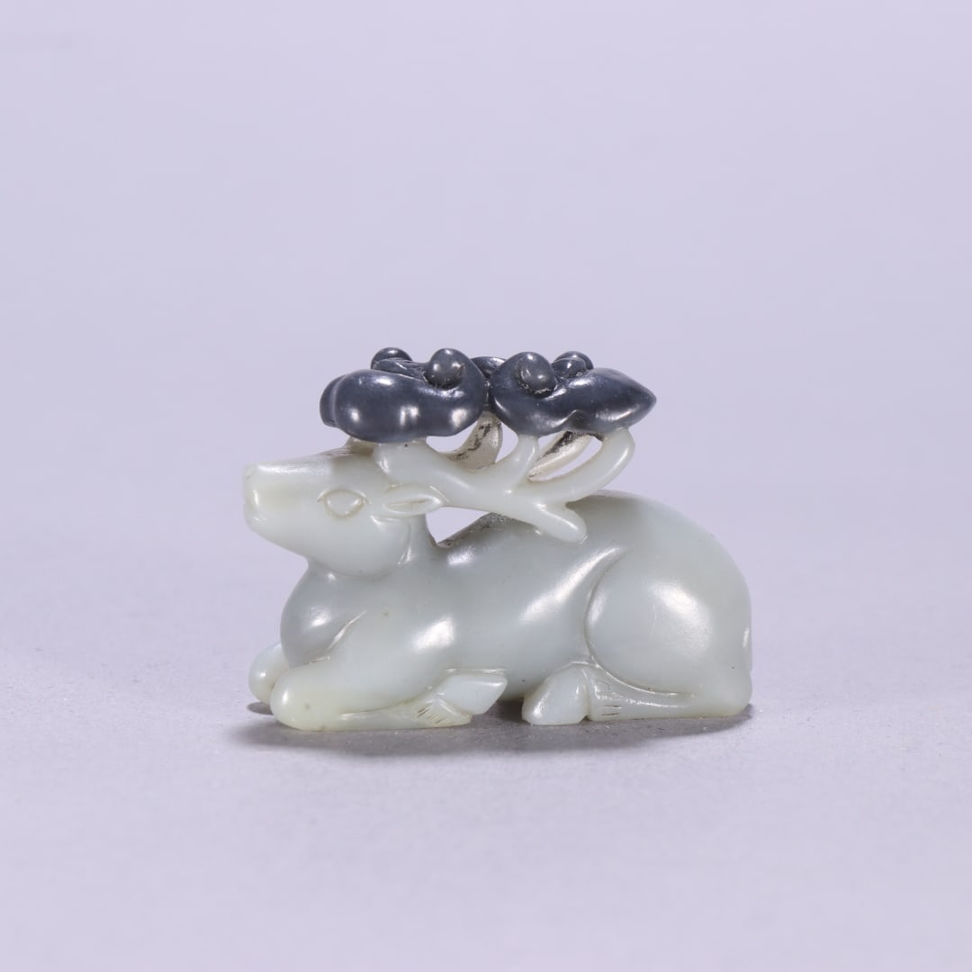 A beautiful blue and white seed deer carving: Exquisite blue and white seed material deer carvings Size:H:3.2cmW:4.4cmW:33.1g (The Dimensions Of All Batches Are Manually Measured.If You Need More Detailed Information, Please